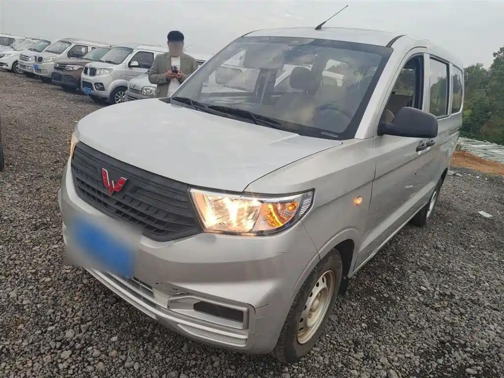 2021 Wuling Hongguang V in Used Car Market in Guangzhou China 2021 Wuling Hongguang V in Used Car Market in Guangzhou China