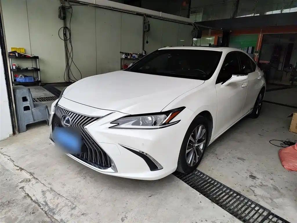 Attractive Used Lexus ES for Sale: Chinese Car Lot Deals Attractive Used Lexus ES for Sale: Chinese Car Lot Deals