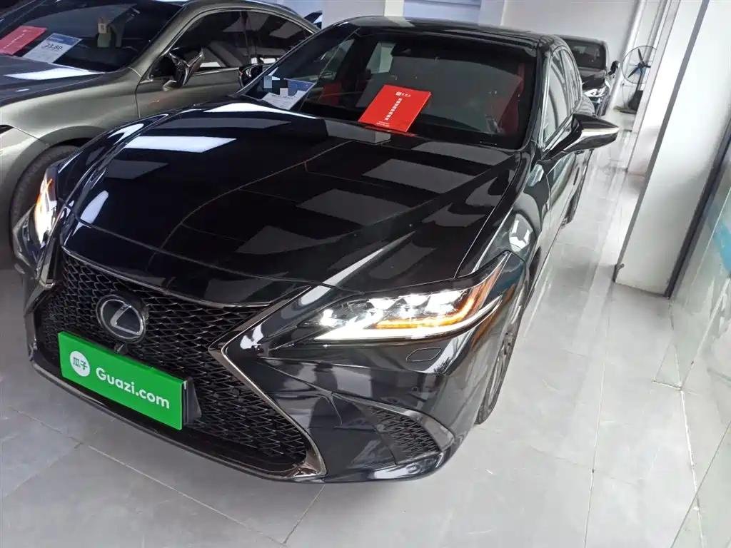 Black Lexus ES Commanding: Diverse Chinese Used Car Lot Black Lexus ES Commanding: Diverse Chinese Used Car Lot