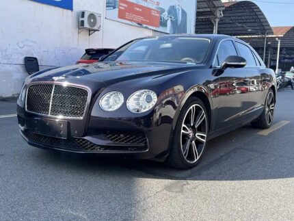 Interior Bentley Flying Spur: Chinese Car EV Contrast