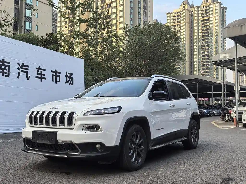 Off Road Jeep Cherokee 2021: Used Car China for Sale Off Road Jeep Cherokee 2021: Used Car China for Sale