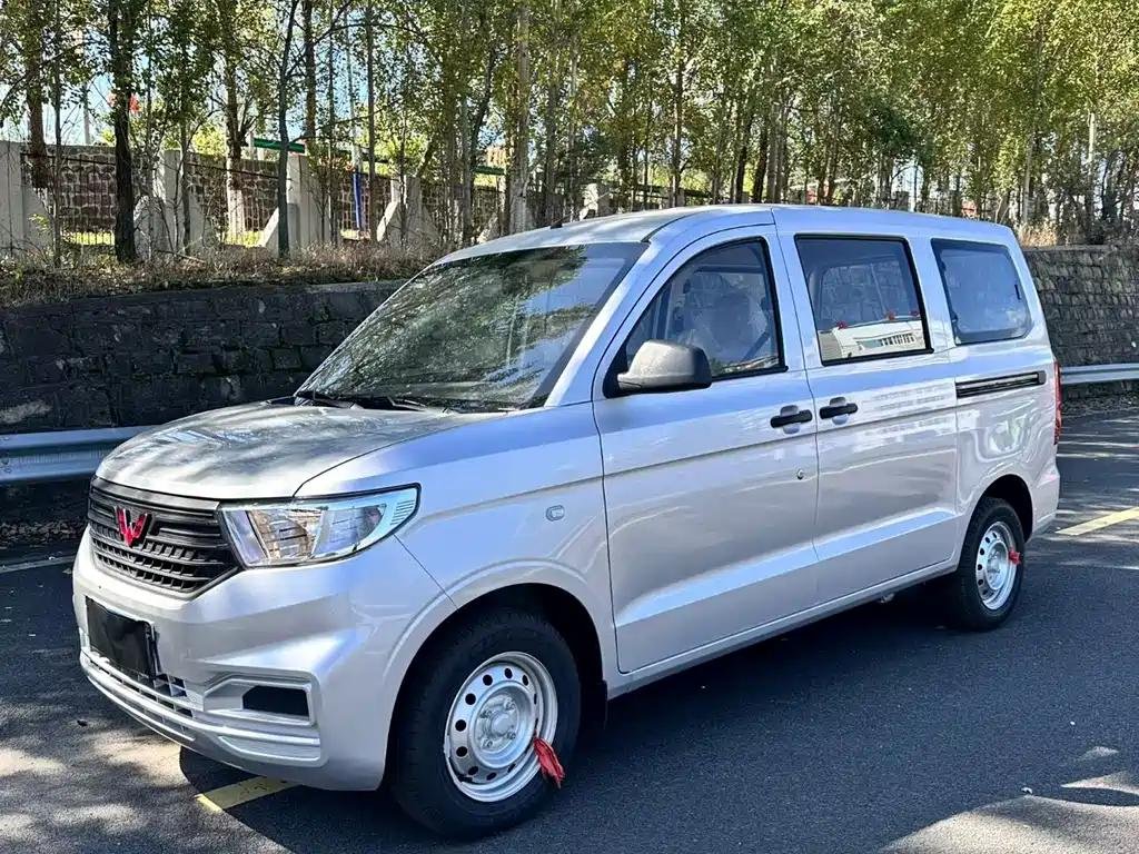 Van Wuling Hongguang V 2025: China EV Used Car for Global Sale Van Wuling Hongguang V 2025: China EV Used Car for Global Sale